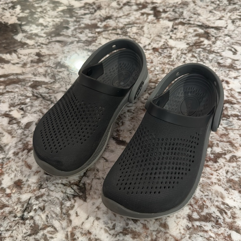 Crocs Kids’ LiteRide Clog, Black/White, 1 Little Boy - Picture 7 of 8